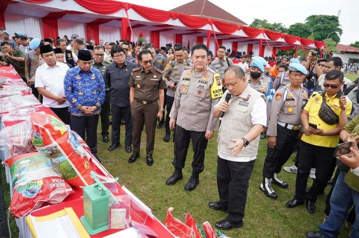 Polda Riau Grebek Dua Toko Jual Beras Oplosan di Pekanbaru dan Kampar